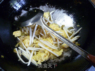 榨菜茭白炒鸡蛋的做法步骤：14