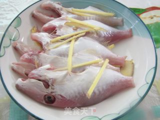 清蒸剥皮鱼的做法步骤：1