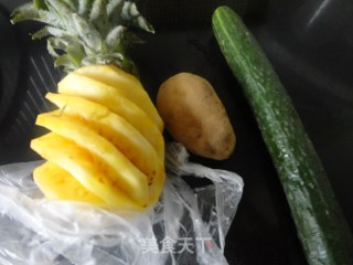 【凉拌菠萝土豆丁】的做法步骤：1