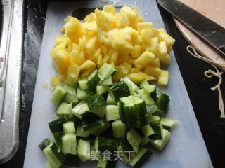 【凉拌菠萝土豆丁】的做法步骤：2
