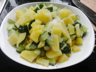 【凉拌菠萝土豆丁】的做法步骤：7