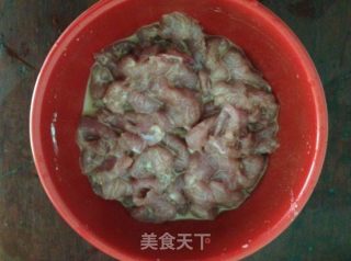 胡萝卜木耳炒肉片的做法步骤：1