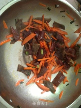 胡萝卜木耳炒肉片的做法步骤：9