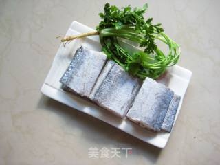 鲜美下饭好滋味：红烧带鱼的做法步骤：1