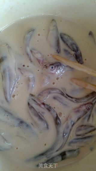 炸黄瓜香鱼的做法步骤：6
