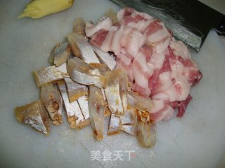 【咸鱼蒸肉】-------一道省油又省盐的菜哈的做法步骤：2