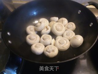 清炒鲜蘑菇的做法步骤：1