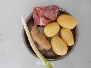 土豆烧肉的做法步骤：1