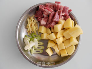 土豆烧肉的做法步骤：2