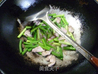 里脊肉腐竹炒蒜薹的做法步骤：10