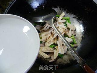 里脊肉腐竹炒蒜薹的做法步骤：12