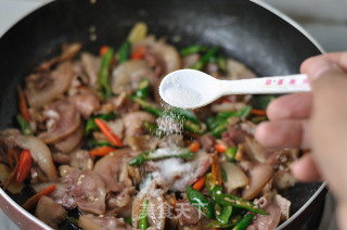 香辣猪头肉的做法步骤：7