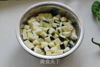 茄子最好吃的一种做法【西红柿尖椒炒茄子】的做法步骤：2