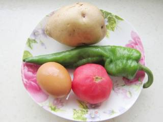 土豆炒鸡蛋的做法步骤：1