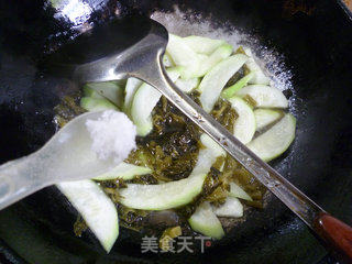 酸菜炒夜开花的做法步骤：9