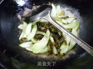 酸菜炒夜开花的做法步骤：11