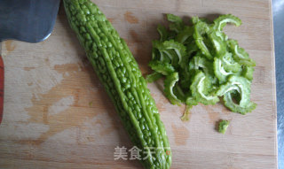 苦瓜炒鸡蛋的做法步骤：1