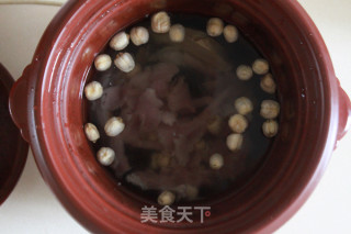 莲子瘦肉汤的做法步骤：3