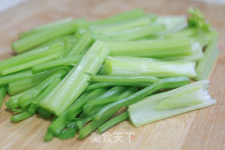 芹菜肉丝的做法步骤：1