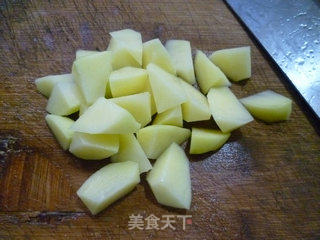 雪菜蚕豆炒土豆的做法步骤：4