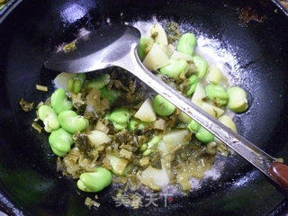 雪菜蚕豆炒土豆的做法步骤：9