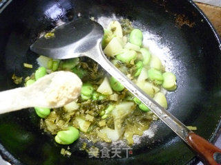 雪菜蚕豆炒土豆的做法步骤：10