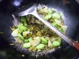 雪菜蚕豆炒土豆的做法步骤：11
