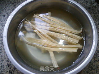 风干肉腐竹炒蚕豆的做法步骤：2