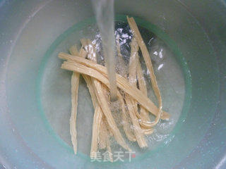 风干肉腐竹炒蚕豆的做法步骤：4