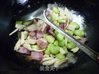 风干肉腐竹炒蚕豆的做法步骤：8