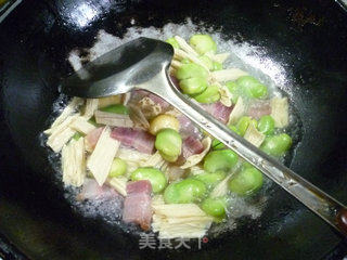 风干肉腐竹炒蚕豆的做法步骤：10