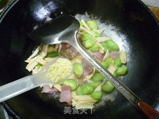 风干肉腐竹炒蚕豆的做法步骤：12
