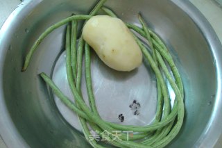 超级下饭菜~~土豆焖豆角的做法步骤：1