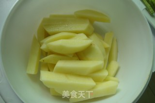 超级下饭菜~~土豆焖豆角的做法步骤：2