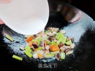 芹菜炒香菇的做法步骤：7