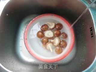 洋葱炒香菇的做法步骤：1