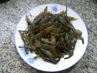 灯椒炒河虾的做法步骤：2