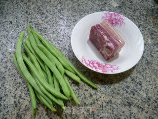 腐竹风干肉炒梅豆的做法步骤：1
