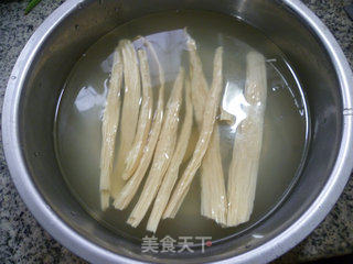腐竹风干肉炒梅豆的做法步骤：2