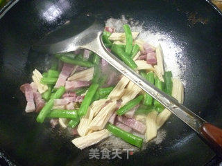 腐竹风干肉炒梅豆的做法步骤：11