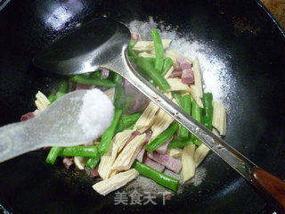 腐竹风干肉炒梅豆的做法步骤：12