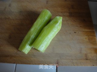 凉拌青笋的做法步骤：1