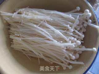 金针菇火腿肠炒蛋的做法步骤：1