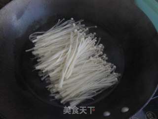 金针菇火腿肠炒蛋的做法步骤：3