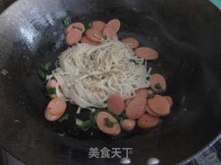 金针菇火腿肠炒蛋的做法步骤：12