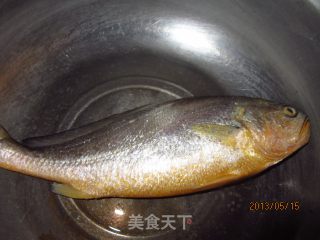 茄汁烧黄鱼的做法步骤：2