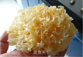 冰糖银耳莲子汤的做法步骤：1