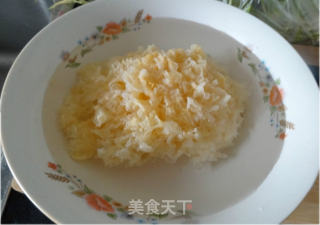 冰糖银耳莲子汤的做法步骤：2