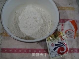 简单版椒盐小肉发面饼的做法步骤：1