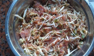 包菜肉馅蒸饺的做法步骤：2